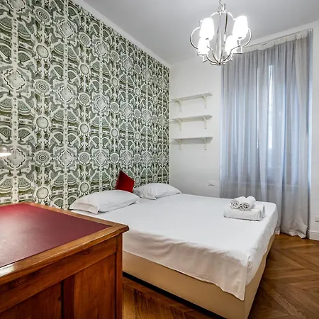 Yid Lux Bolognese Apartment